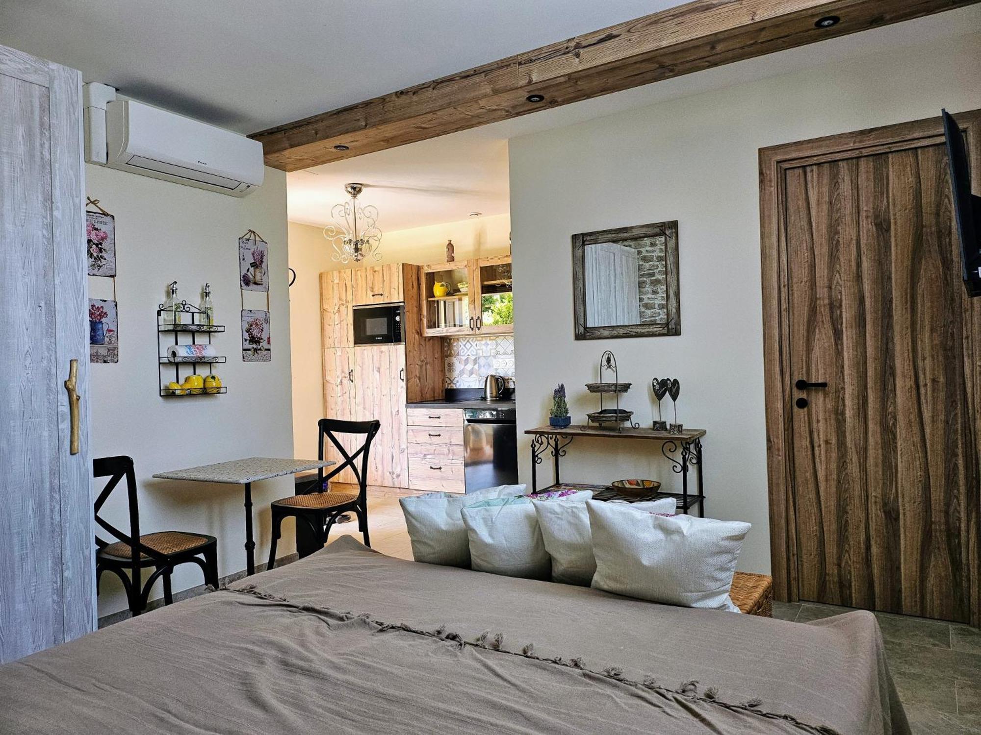 Charmant Studio Pres De La Plage Avec Jacuzzi Et Terrasse Privative Villeneuve-Loubet Ngoại thất bức ảnh