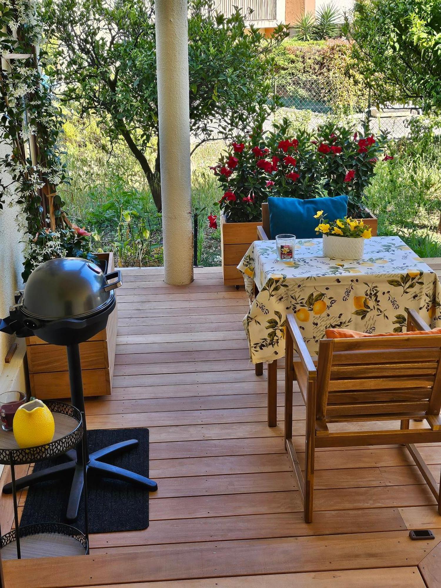 Charmant Studio Pres De La Plage Avec Jacuzzi Et Terrasse Privative Villeneuve-Loubet Ngoại thất bức ảnh